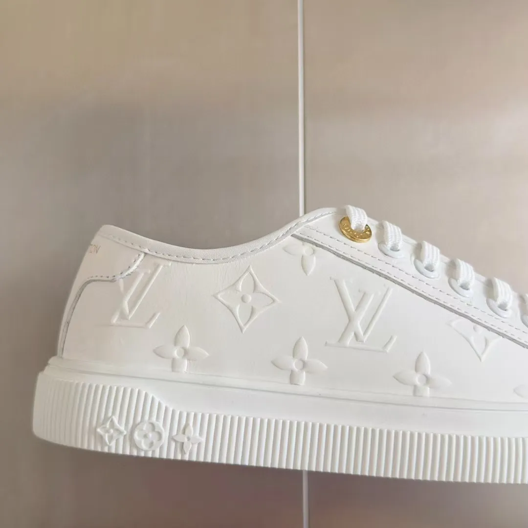 👟👟Ex-factory price 420👟👟 LV Louis Vuitton L Home Donkey Brand’s latest Lagoon series Thick-soled denim denim Embossed Presbyopia Thick-soled Casual sneakers Skateboard shoes Original purchase and development Production This Lagoon sneaker is made of Monogram denim, injecting a retro flavor into the classic design. The Louis Vuitton logo pops out from the leather trim, and the inscribed eyelets, trim and laces highlight the exquisite details. The rubber outsole embellished with Monogram flowers completes the whole. Exquisitely packaged at the delivery counter🛍📦 ▪️ Fabric: Original imported custom first-layer cowhide ▪️ Lining: Original imported cowhide lining ▪️ Sole: Original open-molded non-slip TPU material ▪️ Bottom thickness: 2.5CM ▪️ Size: Women's size 35-40 (41, 42 can be customized)
